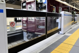 阪急電鉄神戸三宮駅に取り付けられた可動式ホーム柵＝１０日午前、神戸市中央区（撮影・中西幸大）