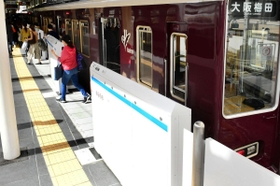 阪急電鉄神戸三宮駅に設置された可動式ホーム柵の設備＝１０日午前、神戸市中央区（撮影・中西幸大）