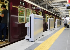 阪急電鉄神戸三宮駅に設置された可動式ホーム柵の設備＝１０日午前、神戸市中央区（撮影・中西幸大）