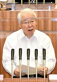 兵庫県議会の定例会本会議で答弁に立つ井戸敏三知事。任期満了まで１年を切った＝９月２８日、県庁