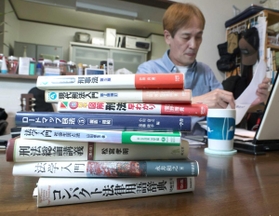 事件後、敏さんが読みあさった法律関係の本（撮影・辰巳直之）