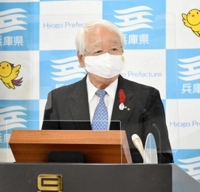 定例会見で説明する井戸敏三知事＝兵庫県庁