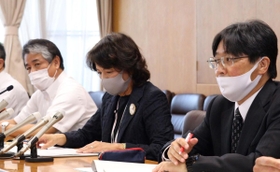 教師の生徒に対する体罰について詳細を説明する田中誠・長尾中学校校長（右）と森恵実子教育長（右から２人目）＝１３日午前、宝塚市役所