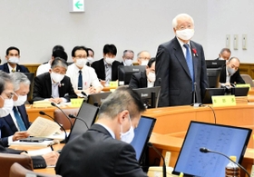 兵庫県新型コロナ感染症対策本部会議であいさつする井戸敏三知事＝神戸市中央区、兵庫県災害対策センター