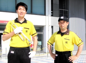 「阪神伍虎会」の西尾浩幸団長（右）と三橋匠副団長＝大阪市西区、京セラドーム