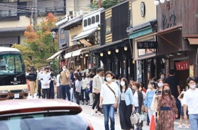 「Ｇｏ　Ｔｏ　トラベル」の効果も追い風に。観光客でにぎわう有馬温泉街＝４日、神戸市北区有馬町（撮影・吉田敦史）