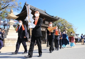 御幣などを手に、お旅所に向かう「年番」の八家地区の総代ら＝１５日午前９時１５分、姫路市白浜町、松原八幡神社（撮影・小林良多）