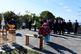 御旅所で神事に臨む松原八幡宮の氏子ら＝１５日午前、姫路市白浜町（撮影・中西幸大）
