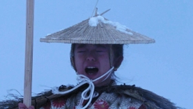 吹雪の中でハル（川北のん）が瞽女唄を稽古する場面は圧巻だ（©２０２０映画「瞽女ＧＯＺＥ」製作委員会）