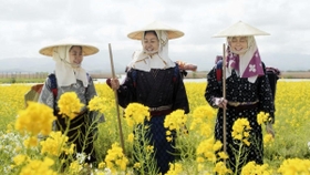 親方サワ（中央、小林綾子）は、ハル（右、吉本実憂）に瞽女として前向きな生き方を伝える（©２０２０映画「瞽女ＧＯＺＥ」製作委員会）