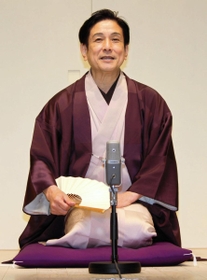 神戸での「米朝ウイーク」開催をＰＲする長男の桂米団治さん＝神戸市兵庫区新開地２
