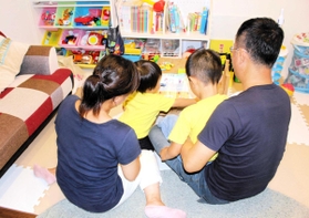 次男が自宅に戻り、家族４人そろってだんらんの時間を過ごす。一方で両親は「子どもを連れて行かれた恐怖心が今も消えない」＝明石市内