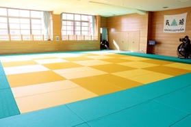 柔道部員２人に対する体罰が行われた武道場＝１３日午後、宝塚市長尾町、宝塚市立長尾中学校