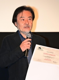 出身地・神戸での舞台あいさつでベネチア国際映画祭銀獅子賞受賞の喜びなどを語る黒沢清監督＝１８日午後、神戸市中央区御幸通８、神戸国際松竹（撮影・秋山亮太）