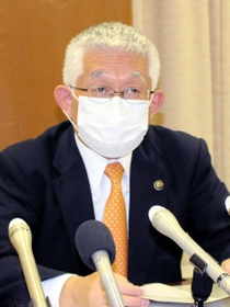 明石市内のサービス付き高齢者向け住宅で起きた虐待事案について会見する泉房穂市長＝１９日午前、明石市役所