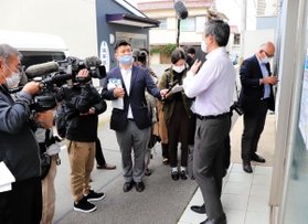 女性職員による入居者への虐待行為について報道陣に説明する「シルバーハウスはやしの南」の管理者＝１９日午後、明石市林２（撮影・大山伸一郎）
