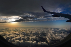 神戸空港発着の遊覧フライトで見られた夕焼けの景色＝瀬戸内海上空