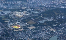 大阪上空から眺めた万博記念公園周辺。「太陽の塔」も肉眼ではっきりと見えた