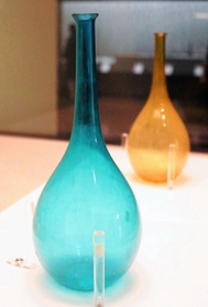 青色・黄色鶴首ガラス徳利（神戸市立博物館蔵、びいどろ史料庫コレクション）