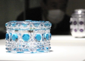 手彫り薩摩切子青緑色被せガラス蓋物（神戸市立博物館蔵、びいどろ史料庫コレクション）