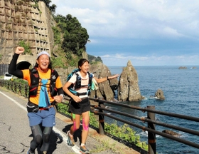 山陰海岸ジオパークの景観が楽しめるロングトレイルに挑戦する堀主知ロバートさん（左）ら＝豊岡市竹野町切浜