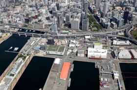 第２突堤（中央）付近でも新たな開発が始まる都心部南のウオーターフロント・新港西地区＝２０２０年８月、神戸市中央区