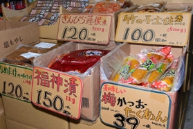 格安価格の食品（撮影・秋山亮太）