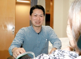 特別養護老人ホーム「いくの喜楽苑」で働く西垣真太郎さん。入居者の思いを聞くことを大切にしている＝朝来市生野町竹原野