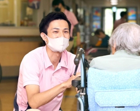 ホストの経験も生かし、特別養護老人ホーム「大慈弥勒園」で働く湯本亘さん＝神戸市西区櫨谷町長谷（撮影・辰巳直之）