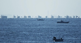 蜃気楼によって、かなたに浮かび上がる多くの船＝２５日午前、神戸市垂水区平磯から（岡敦之さん提供）