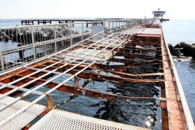 ２年前の台風で壊れたままの須磨海づり公園の桟橋＝神戸市須磨区一ノ谷町５の沖合