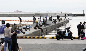 須磨浦漁船だまりに集まった釣り人ら。コロナ禍で増えたという＝神戸市須磨区須磨浦通６