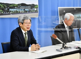 記者会見する平田オリザさん（左）と井戸敏三知事＝２８日午後、兵庫県庁