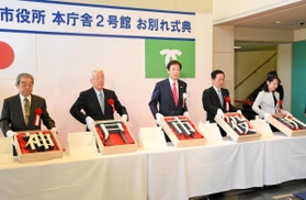 ２号館の銘板を手にする久元喜造市長（中央）、矢田立郎前市長（左から２人目）ら＝２９日午前、神戸市中央区加納町６（撮影・後藤亮平）