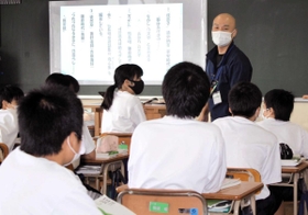 板書の時間ももったいない。プロジェクターで古文の授業＝神戸市兵庫区吉田町１、吉田中学校