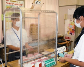 図書館の受け付けは手作りの飛まつ対策＝神戸市兵庫区吉田町１、吉田中学校