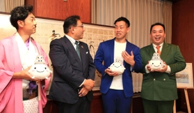 清元秀泰姫路市長を表敬訪問した（右から）ミルクボーイの内海崇さん、駒場孝さん、天津木村さん（左端）＝２９日午後、姫路市役所（撮影・小林良多）