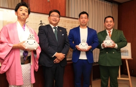 清元秀泰姫路市長（中央）を表敬訪問した（右から）ミルクボーイの内海崇さんと駒場孝さん、天津木村さん＝２９日午後、姫路市役所（撮影・小林良多）