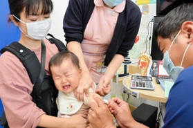 インフルエンザの予防接種を受ける幼児＝伊丹市野間３、おの小児科