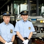 親子２代で車掌として新快速に乗務している森元克好さん（左）、啓介さん親子＝３０日午前、兵庫県太子町福地