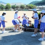 例年なら夏休み中の８月中旬、体育の授業で給水する生徒たち（神河中学校提供）