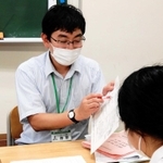 就職希望の生徒に履歴書の書き方を指導する教諭＝神戸市兵庫区会下山町３、市立神港橘高校