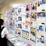 社会人になった卒業生からのメッセージが張られた進路指導室前の掲示板＝神戸市兵庫区会下山町３、市立神港橘高校