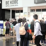 羽田空港行きの便に乗るため、保安検査場に並ぶ人ら＝神戸市中央区、神戸空港