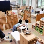 区分けされたプレールームで遊ぶ子どもたち。３密の回避を現場で模索している＝神戸市垂水区千鳥が丘３、千鳥が丘児童館