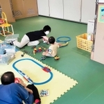 子どもと一対一で遊ぶスタッフ。距離を保ち、おもちゃをなるべく共有しないよう気を配る＝神戸市中央区東川崎町１、こべっこランド