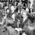 姫路市内でチャリティーパーティーを開いた高田賢三さん（中央右）。フランス仕込みの演出術でパーティーを盛り上げた＝２０００年１２月８日、姫路市三左衛門堀西の町