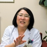 「心のケアで大切なのは、つらい人が『１人じゃない』と思えること」と話す村上典子医師＝神戸市中央区