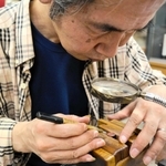 橘高精華堂３代目の橘高利信さん。新型コロナで収入は激減し「はんこ不要」論に危機感を抱く＝神戸市中央区筒井町３