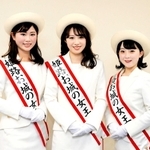 第５３代「姫路お城の女王」の（左から）圓尾萌さん、竹内瞳さん、茂末彩楓さん